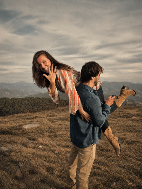 Noelia y Pablo juntos en un paisaje de montaña