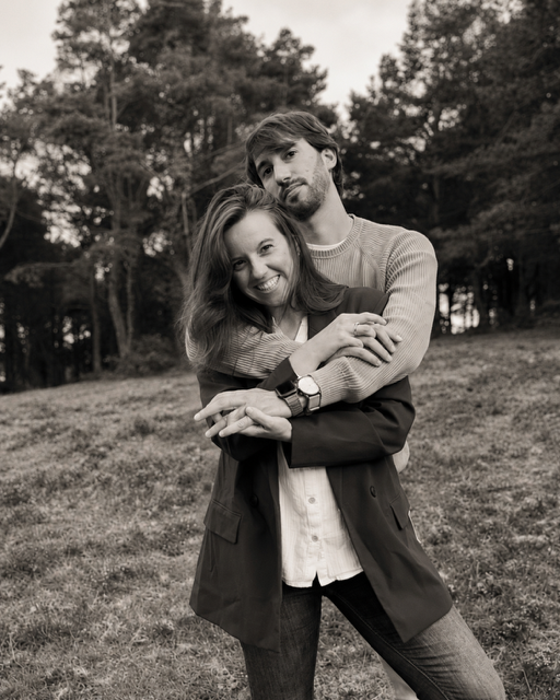 Noelia y Pablo abrazados entre los árboles