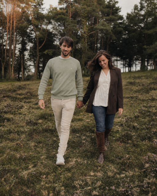 Noelia y Pablo caminando juntos por el bosque
