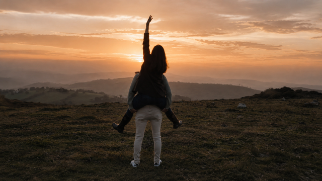 Un abrazo de Noelia y Pablo al atardecer