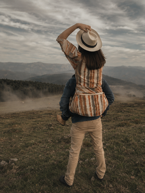 Noelia y Pablo juntos, con las montañas al fondo